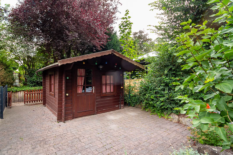 Vielseitig nutzbares Gartenhaus mit charmanten Details.