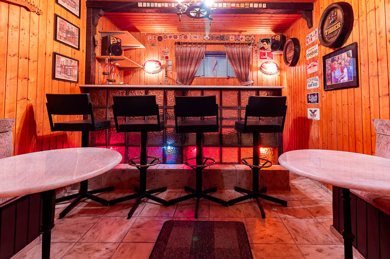 Ein Highlight im Untergeschoss: Gemütlicher Barbereich mit Theke.