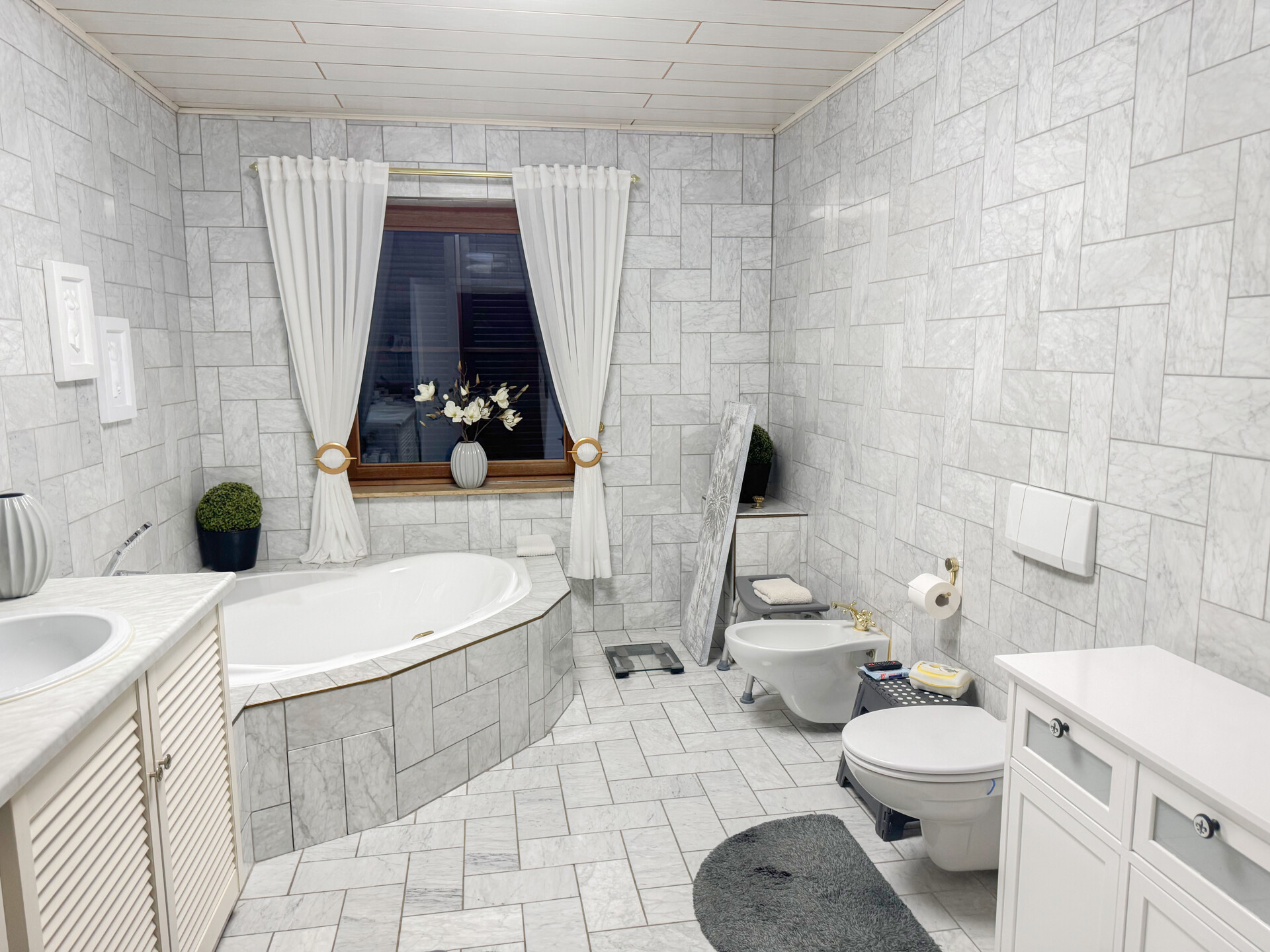 Tageslichtbad mit Eckbadewanne EG