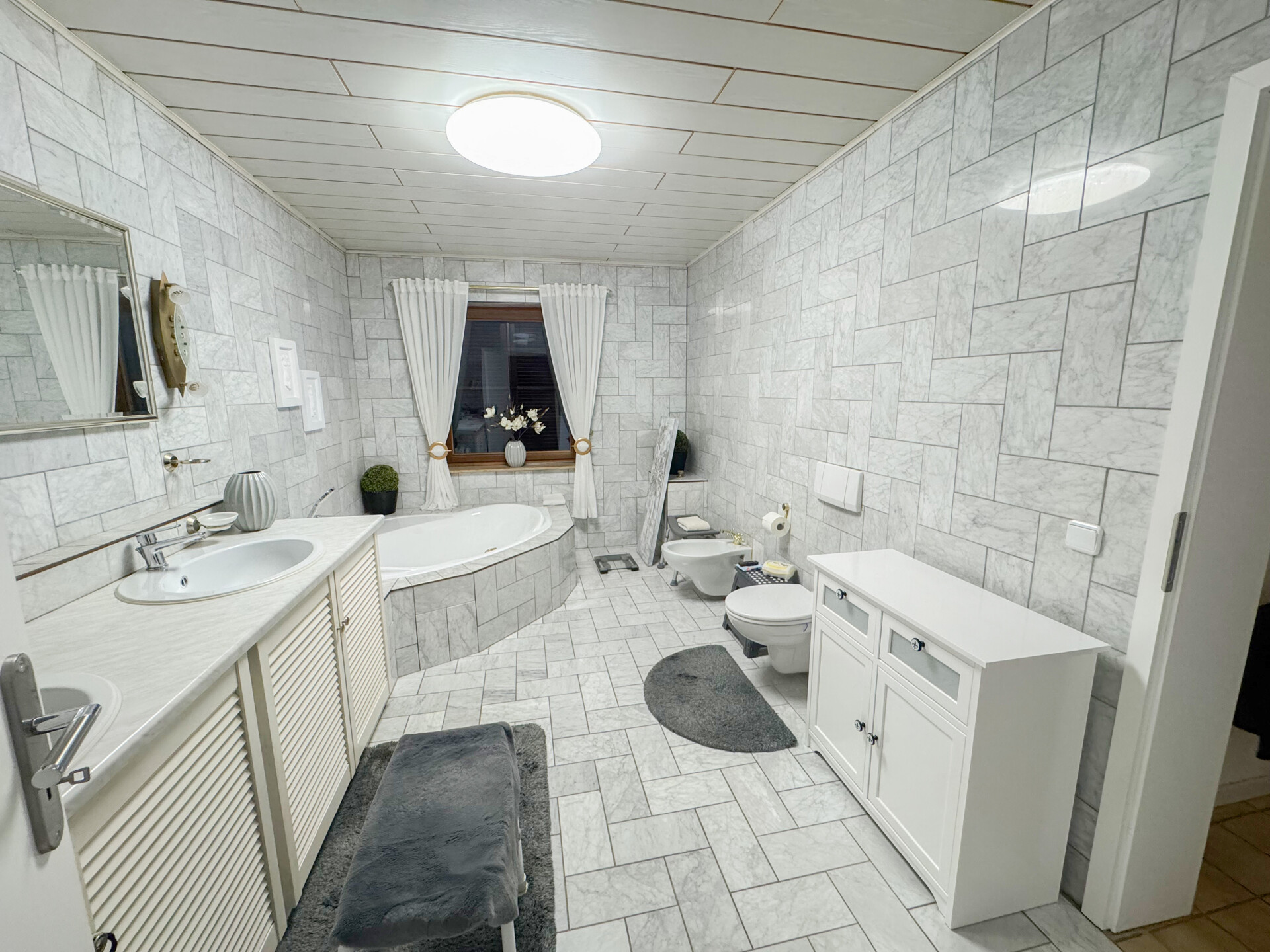 Tageslichtbad mit Eckbadewanne EG