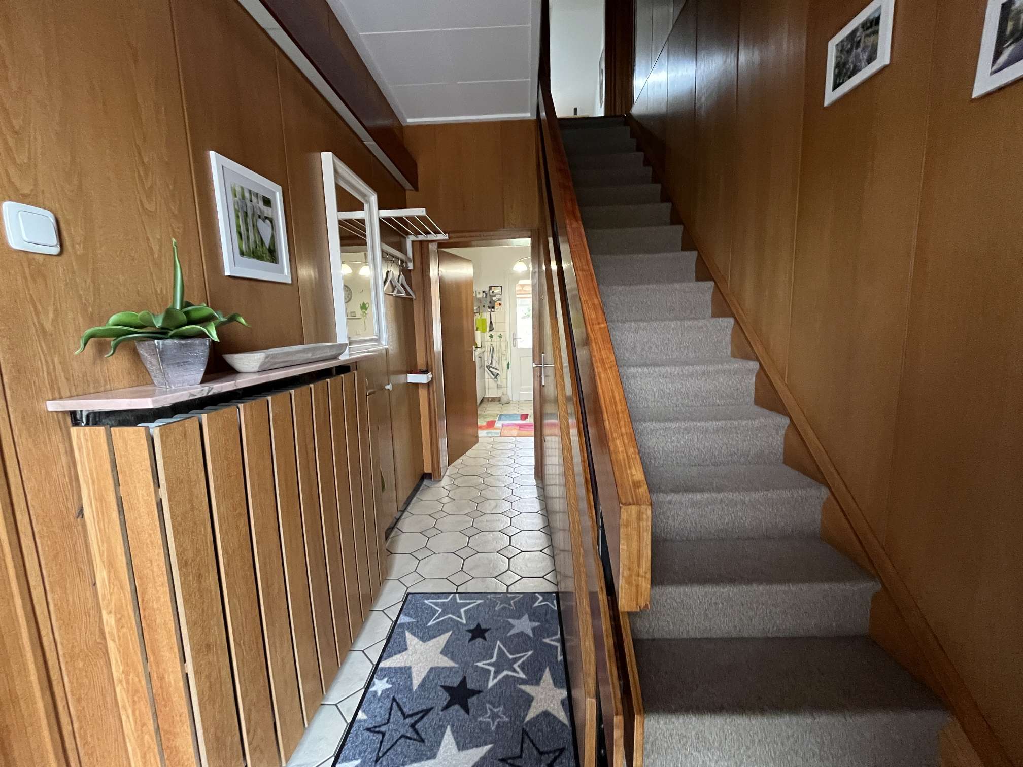 Eingangsbereich u. Treppenaufgang