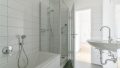 Badezimmer mit Dusche
