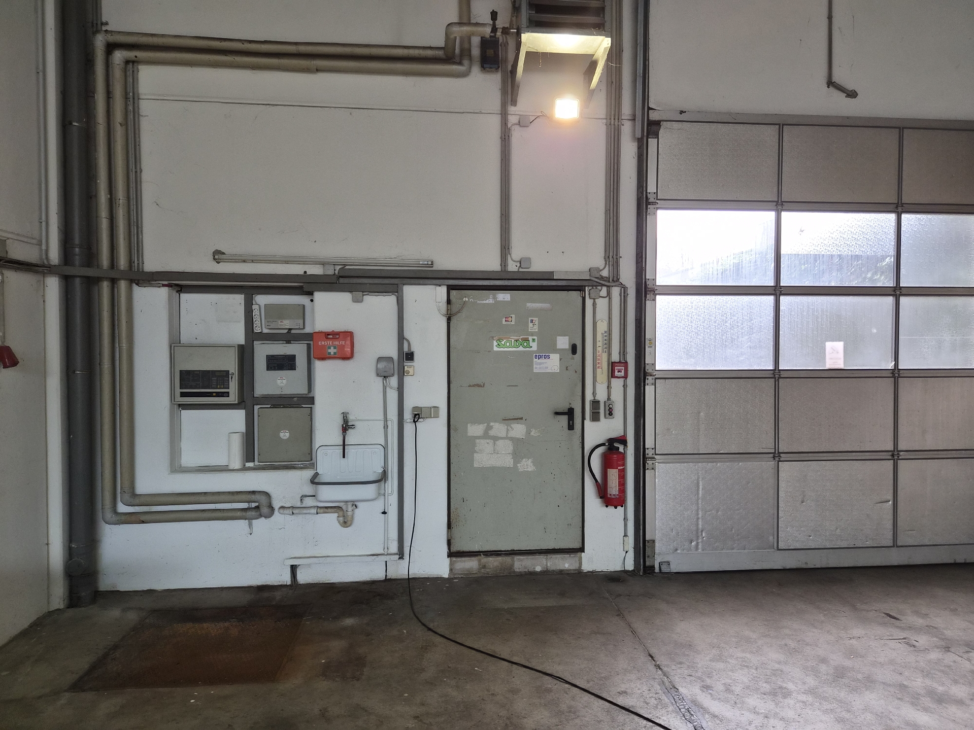 Durchgang zum Bürotrakt