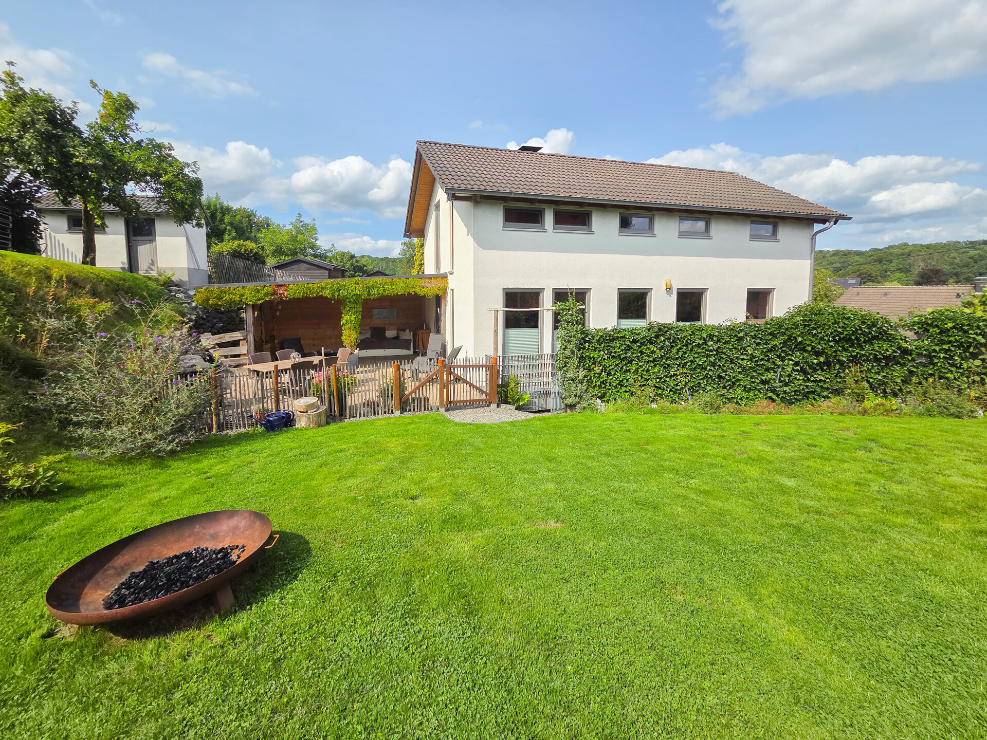 Blick vom Garten zum Haus