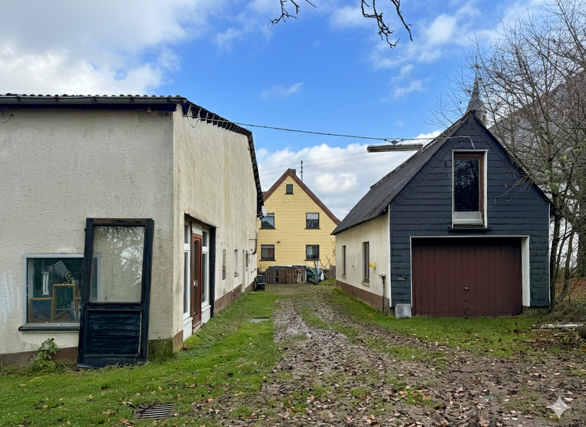 Nebengebäude und Garage Rückseite