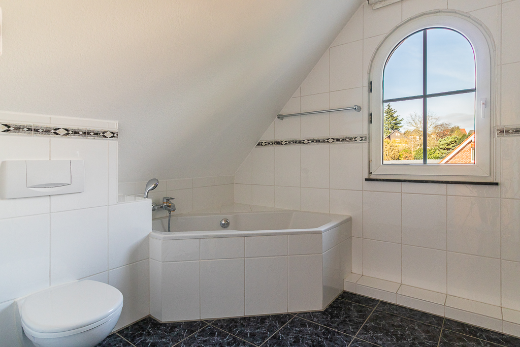 Elternbad mit Badwanne...