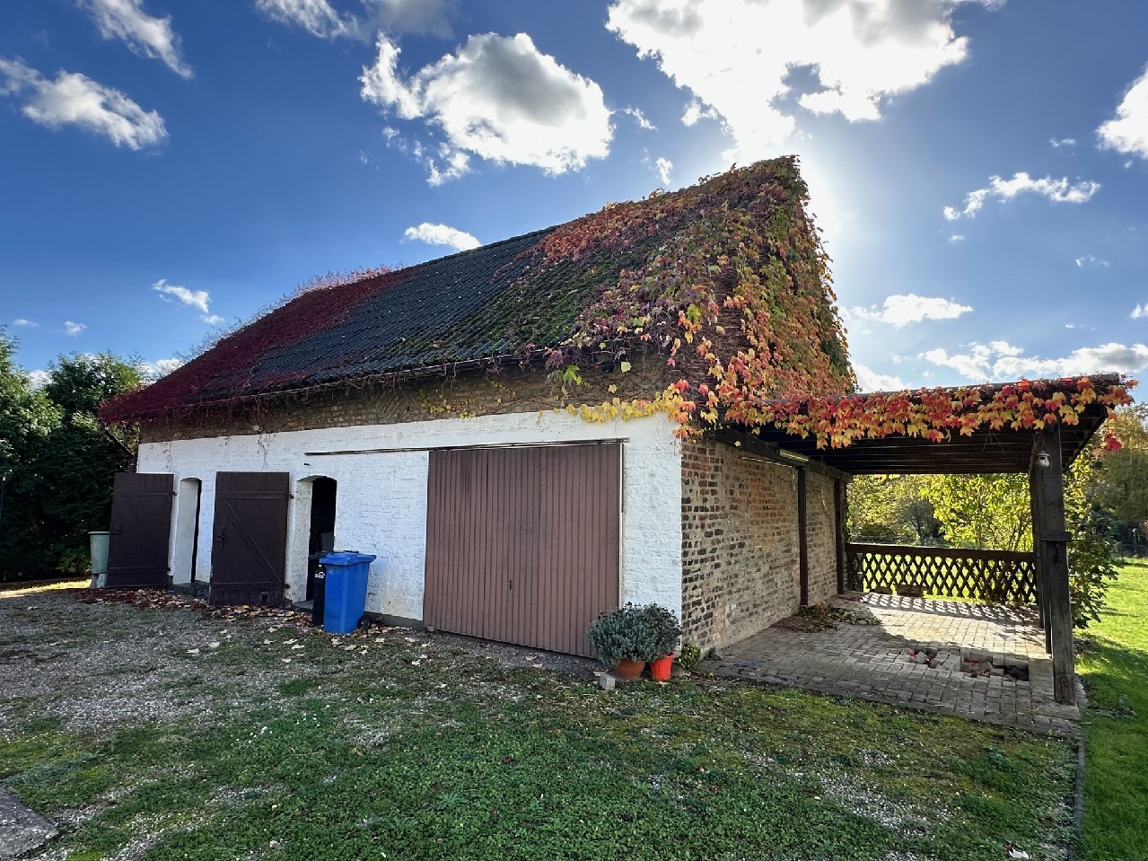 große Scheune mit Garage und Carport