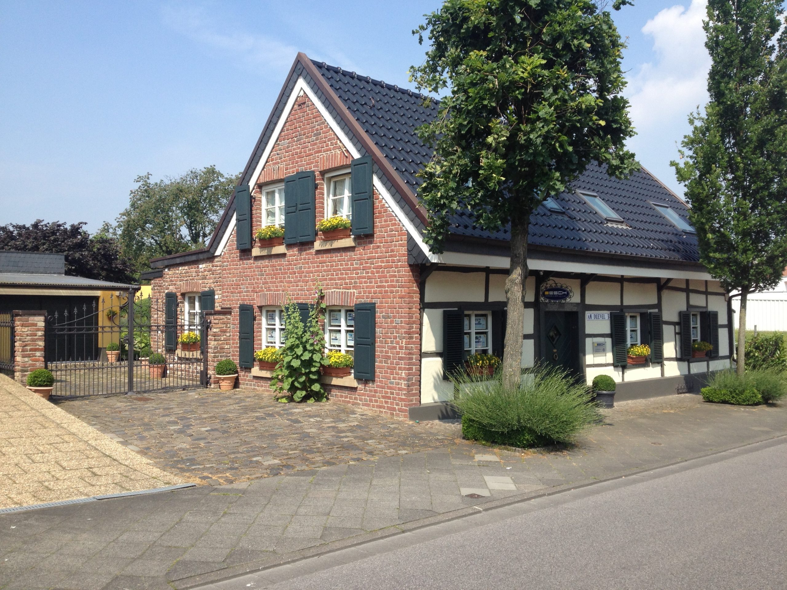 Bürogebäude der Firma ESch Immobilien in Mönschengladbach Schelsen