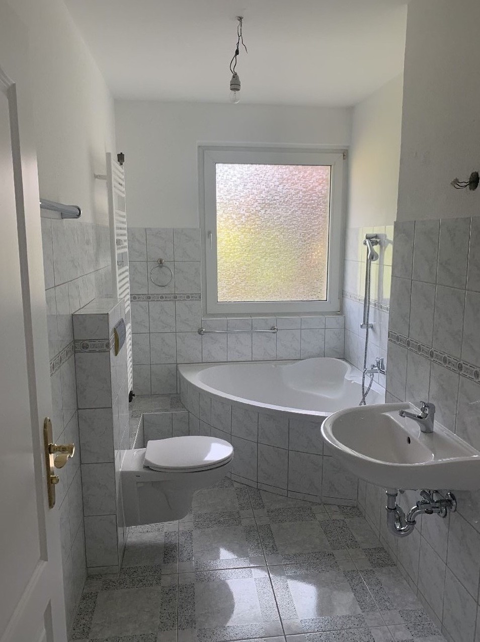 Badezimmer mit Wanne und Tageslichtfenster