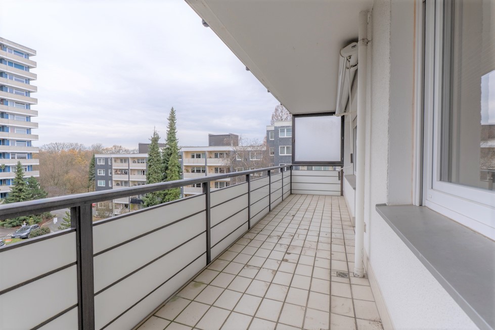 Der ca. 12m² große überdachte Balkon