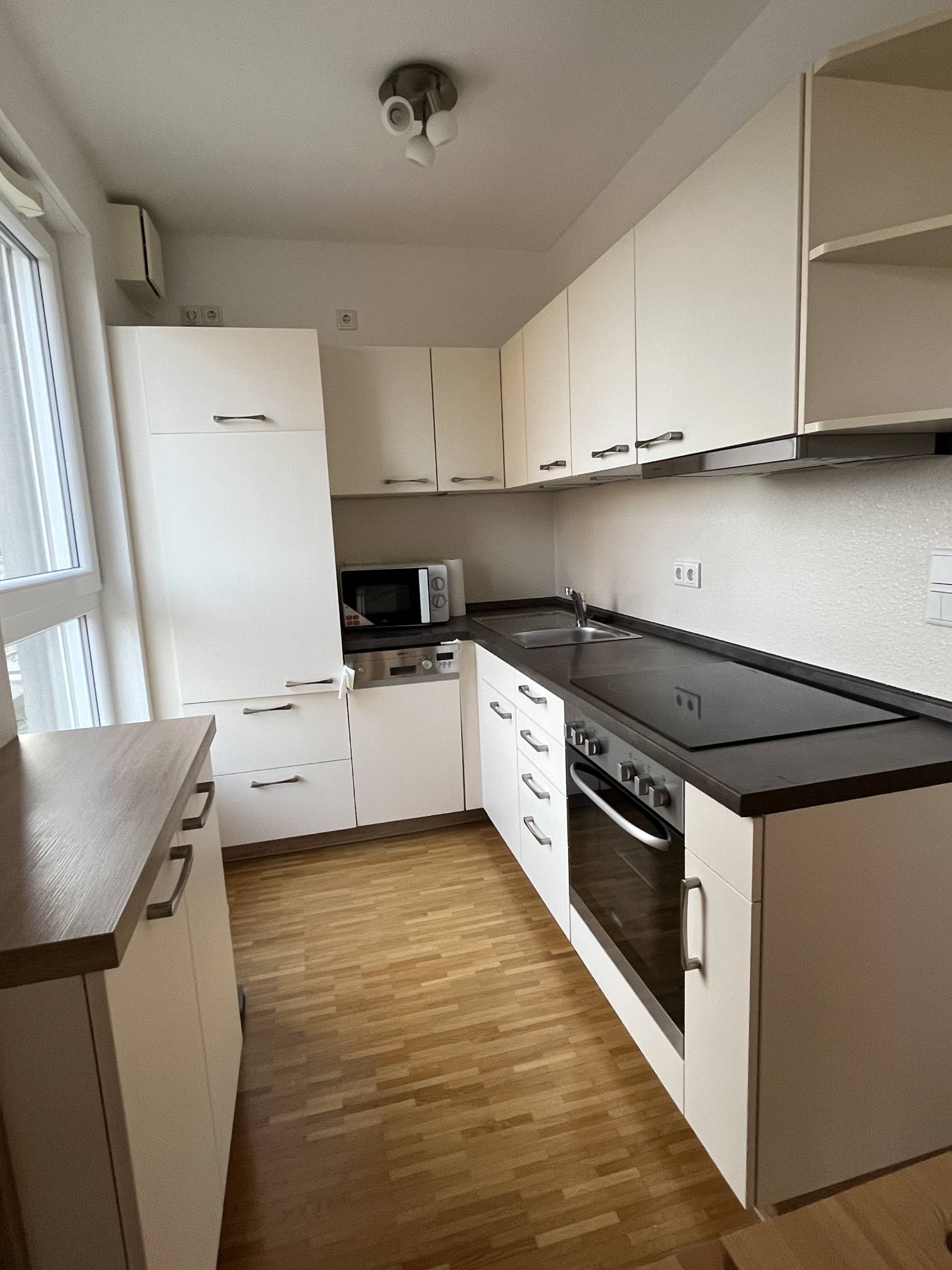 Küche (EBK gehört zur Wohnung)