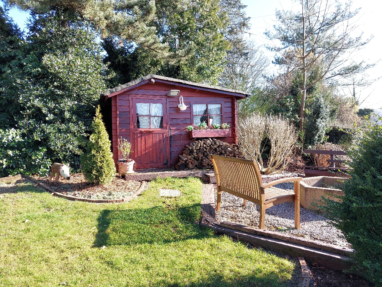 Die Gartenhütte mit zusätzlichem Sitzplatz