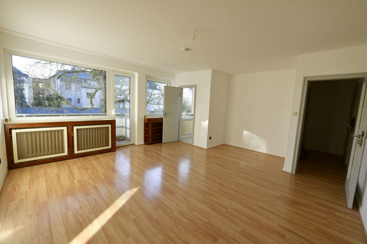 Wohn-/Schlafzimmer mit Blick auf Balkon und Küche