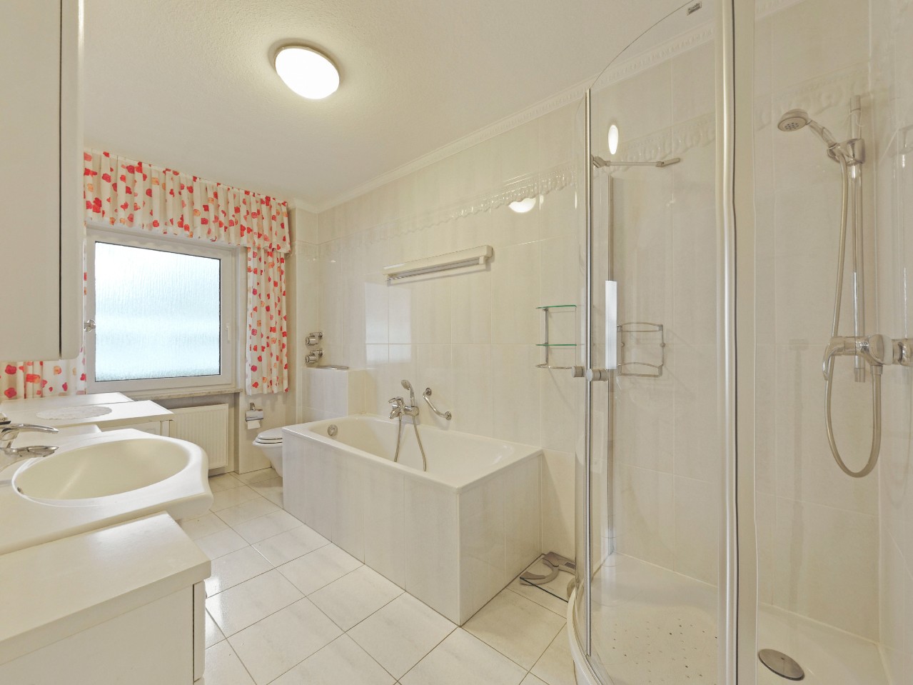 helles Dusch- und Wannenbad