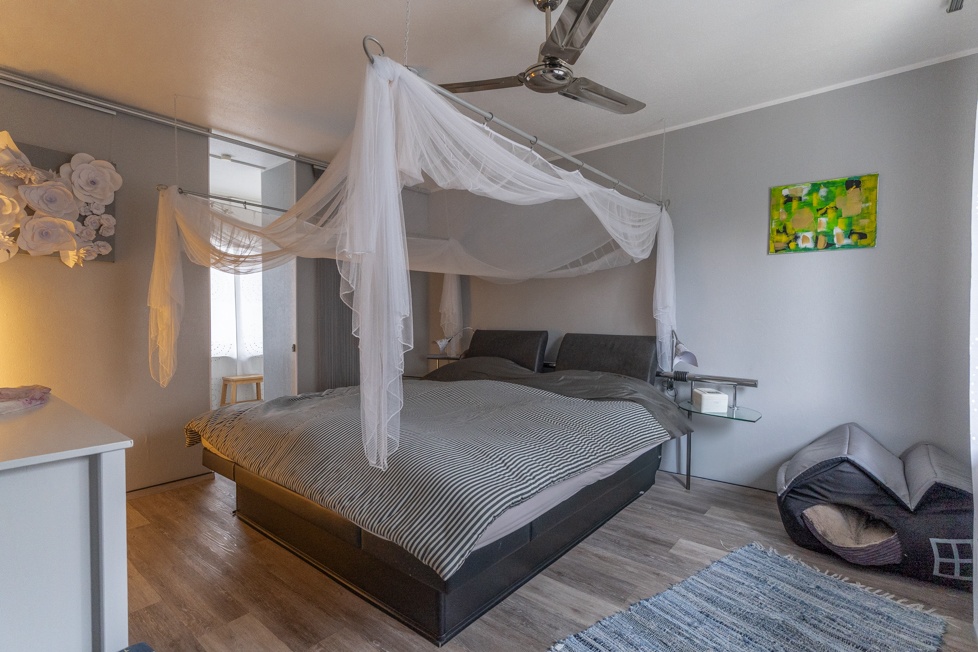 Schlafzimmer mit Ankleide und Balkonzugang