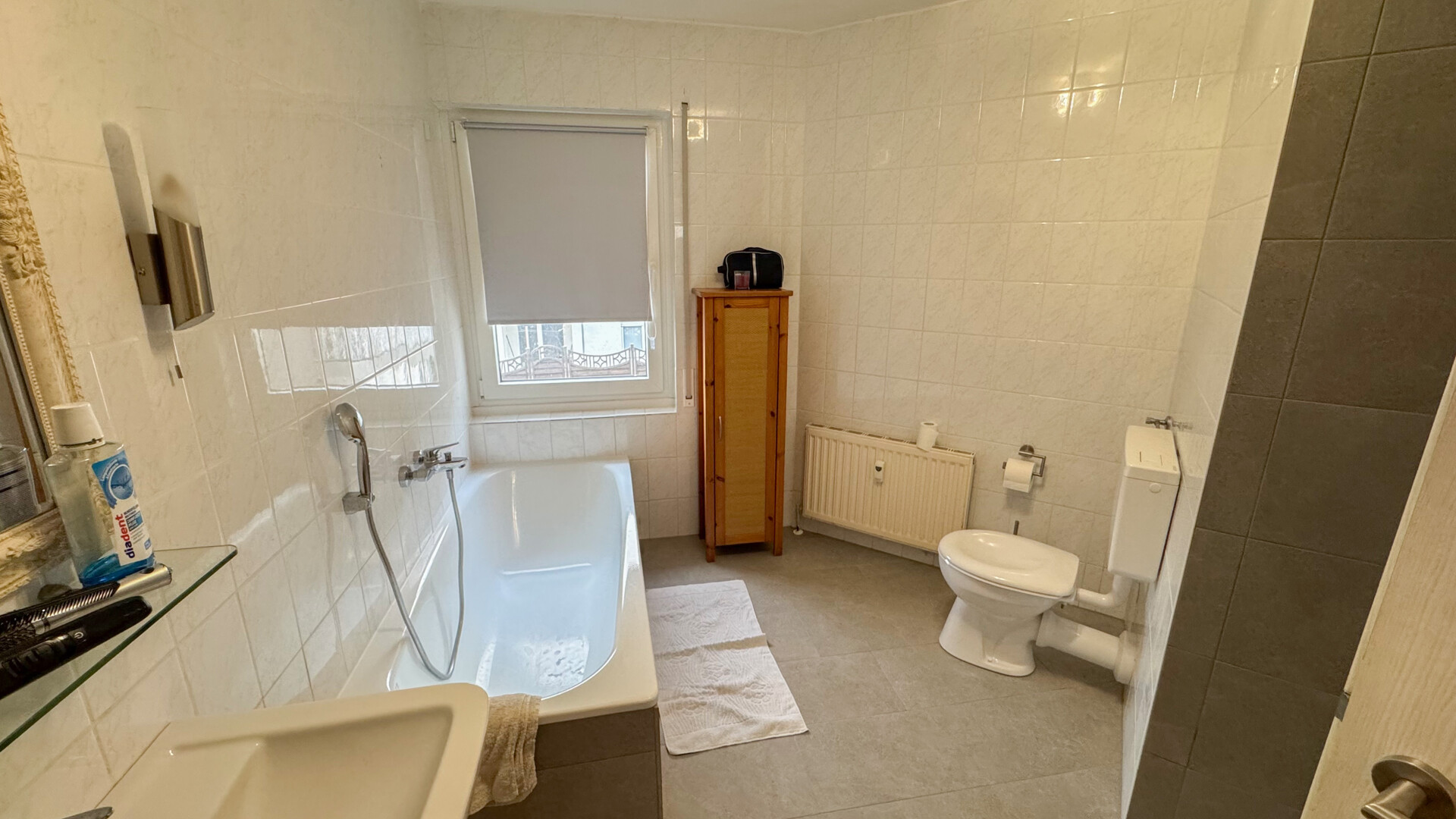 Tageslichbad mit Dusche und Wanne