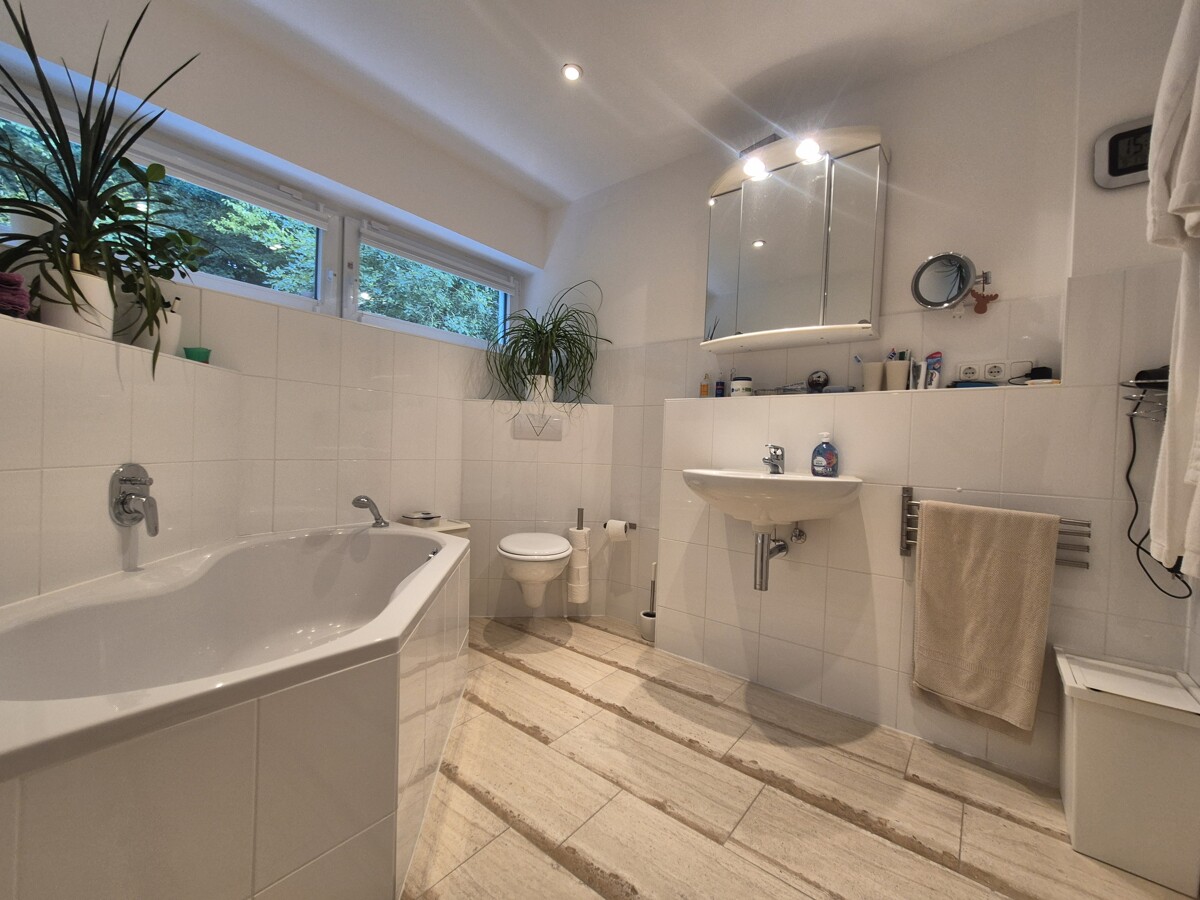 Bad ensuite mit Wanne...