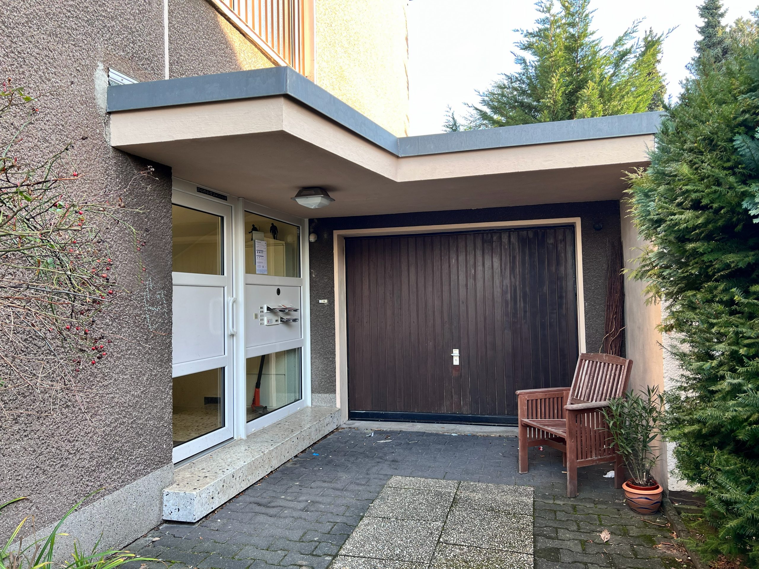 Eingang und Garage 48