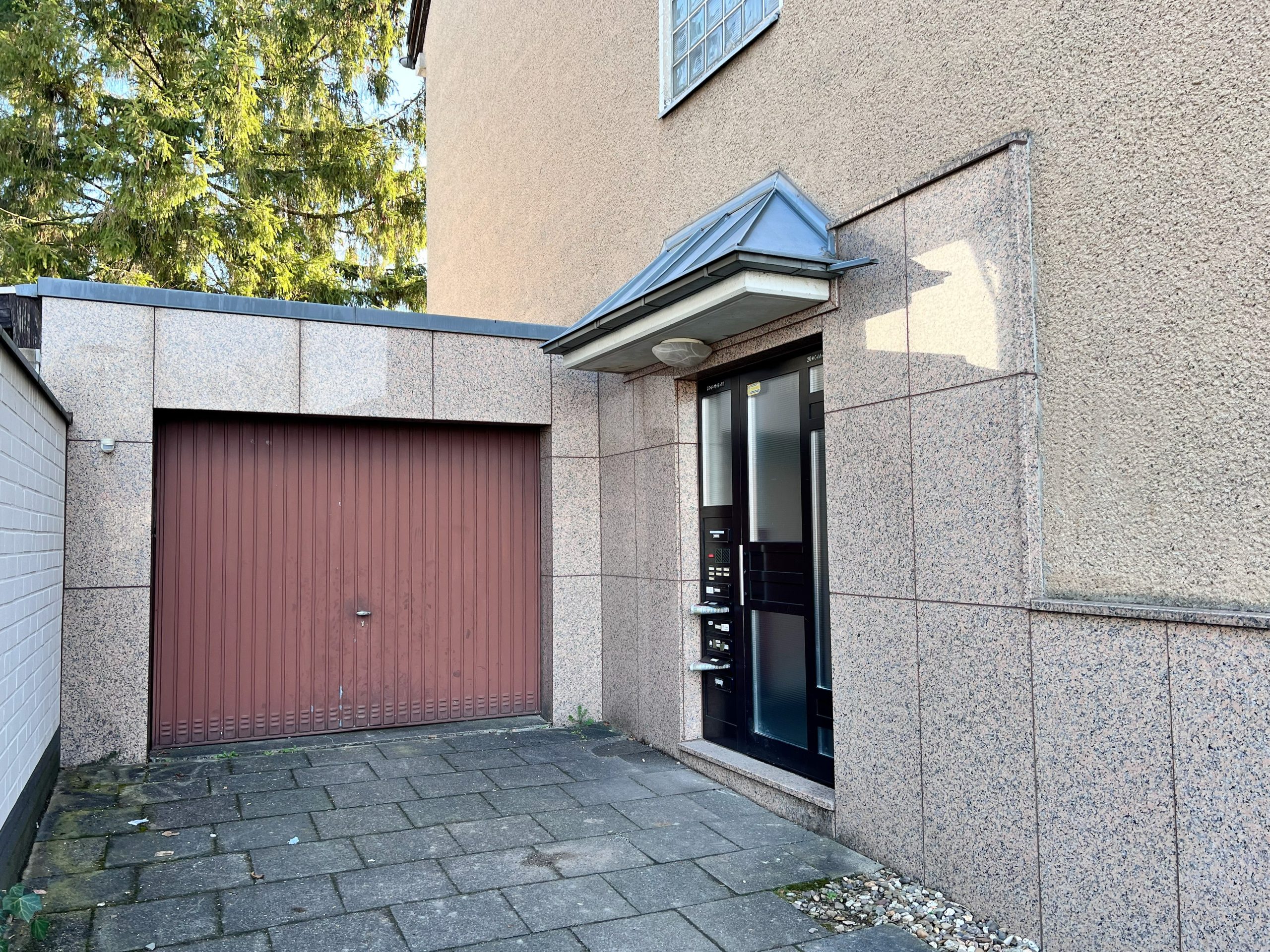 Eingang und Garage 50