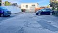 Parkplatz und Garagen