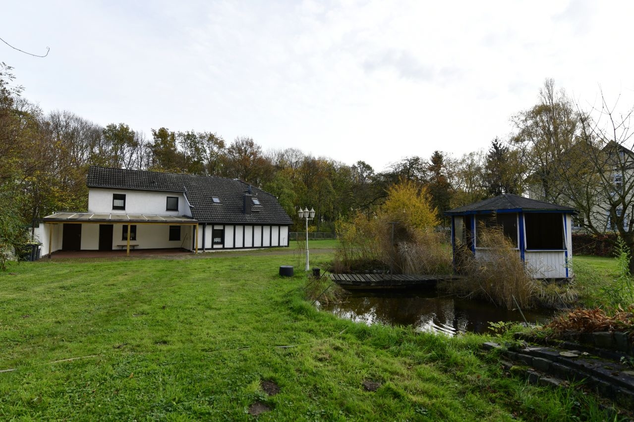 Teich mit Blick auf überdachten Freisitz am Haus