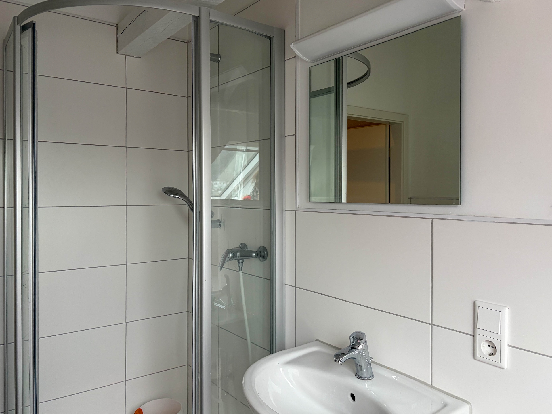 Badezimmer mit Dusche und Wanne