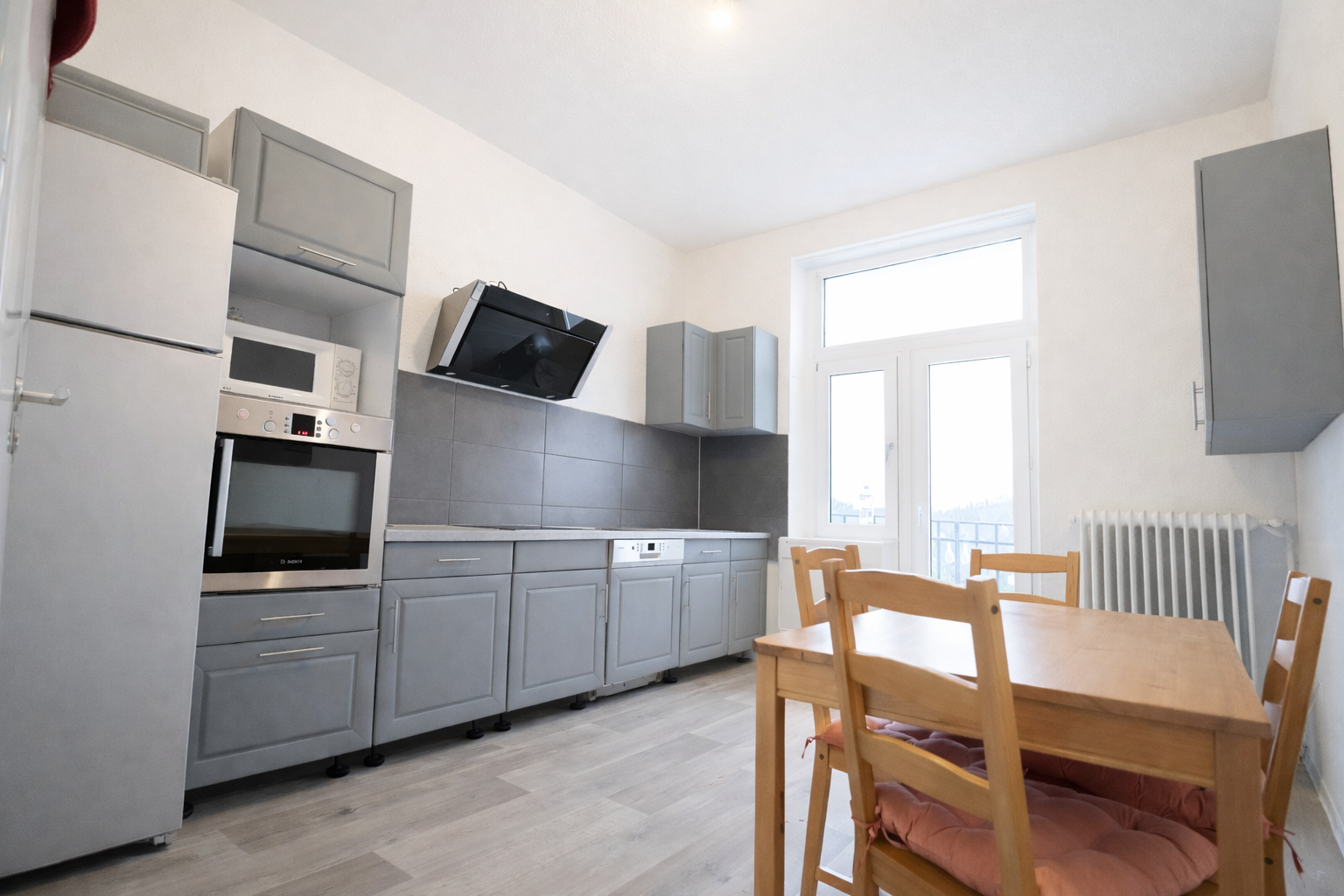 Küche mit Balkonzugang