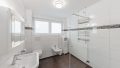 großes Badezimmer mit Dusche