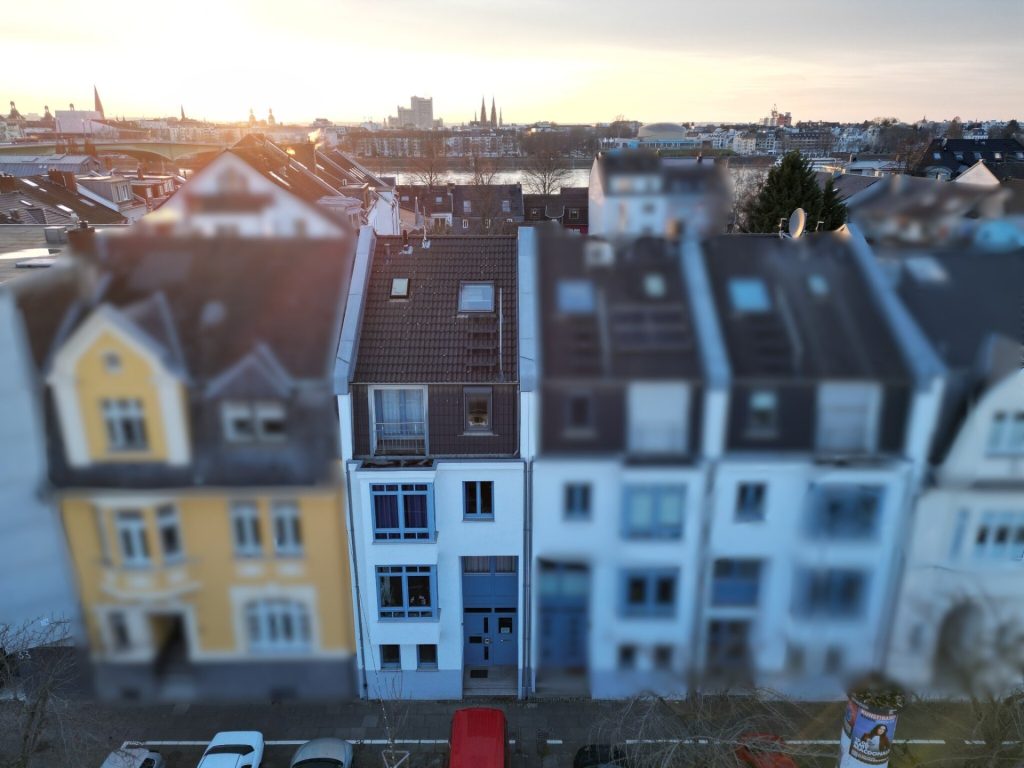 Straßenansicht mit Rhein und Stadtblick