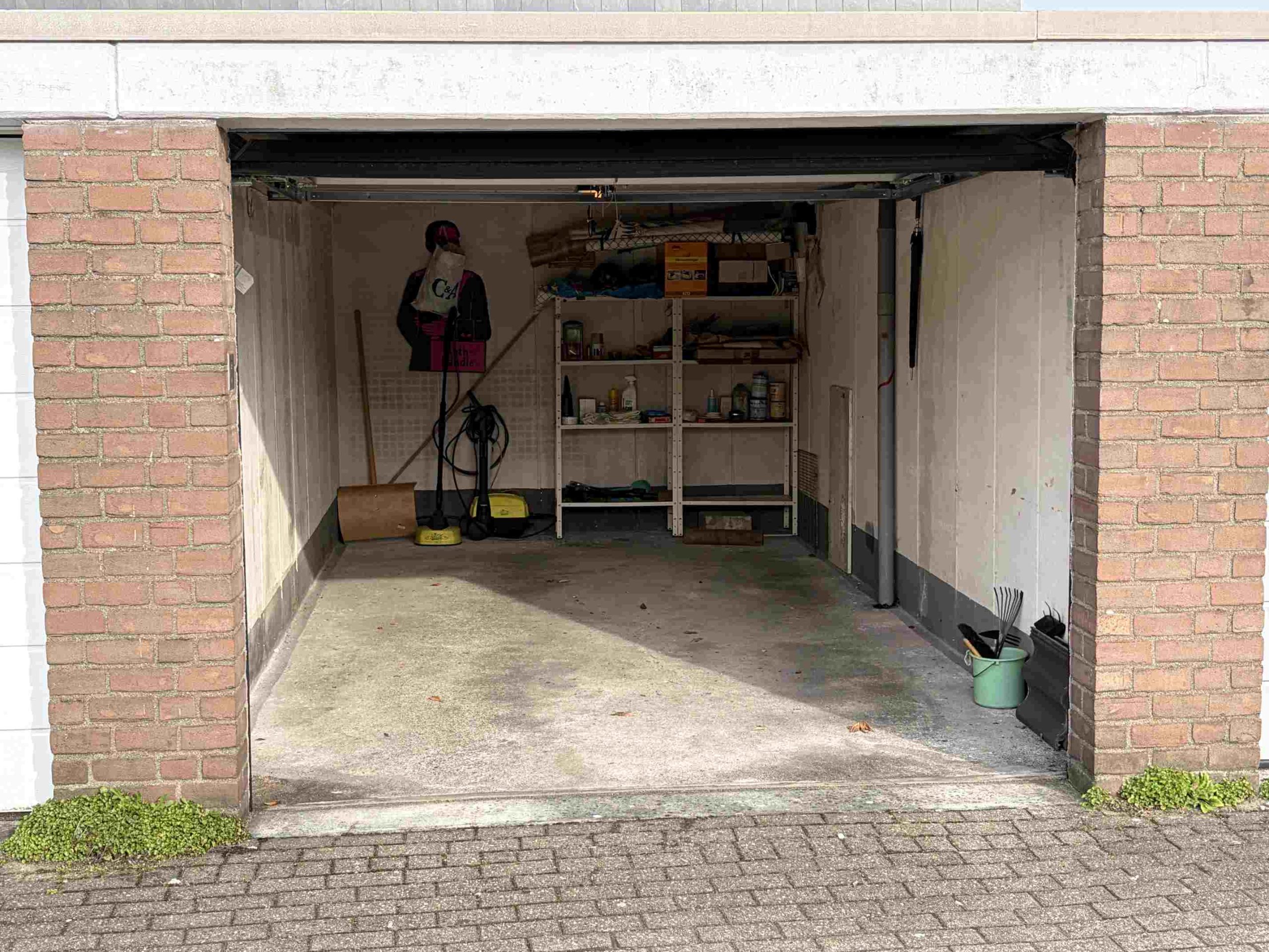 Garage mit Sektionaltor