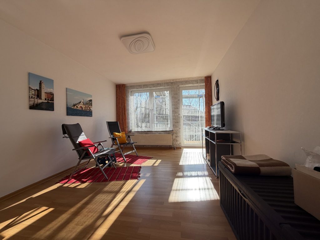 Wohnzimmer mit Balkonaustritt