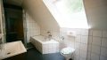 Bad mit Dusche und Badewanne