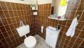 Haushälfte lins - Gäste-Toilette mit Fenster