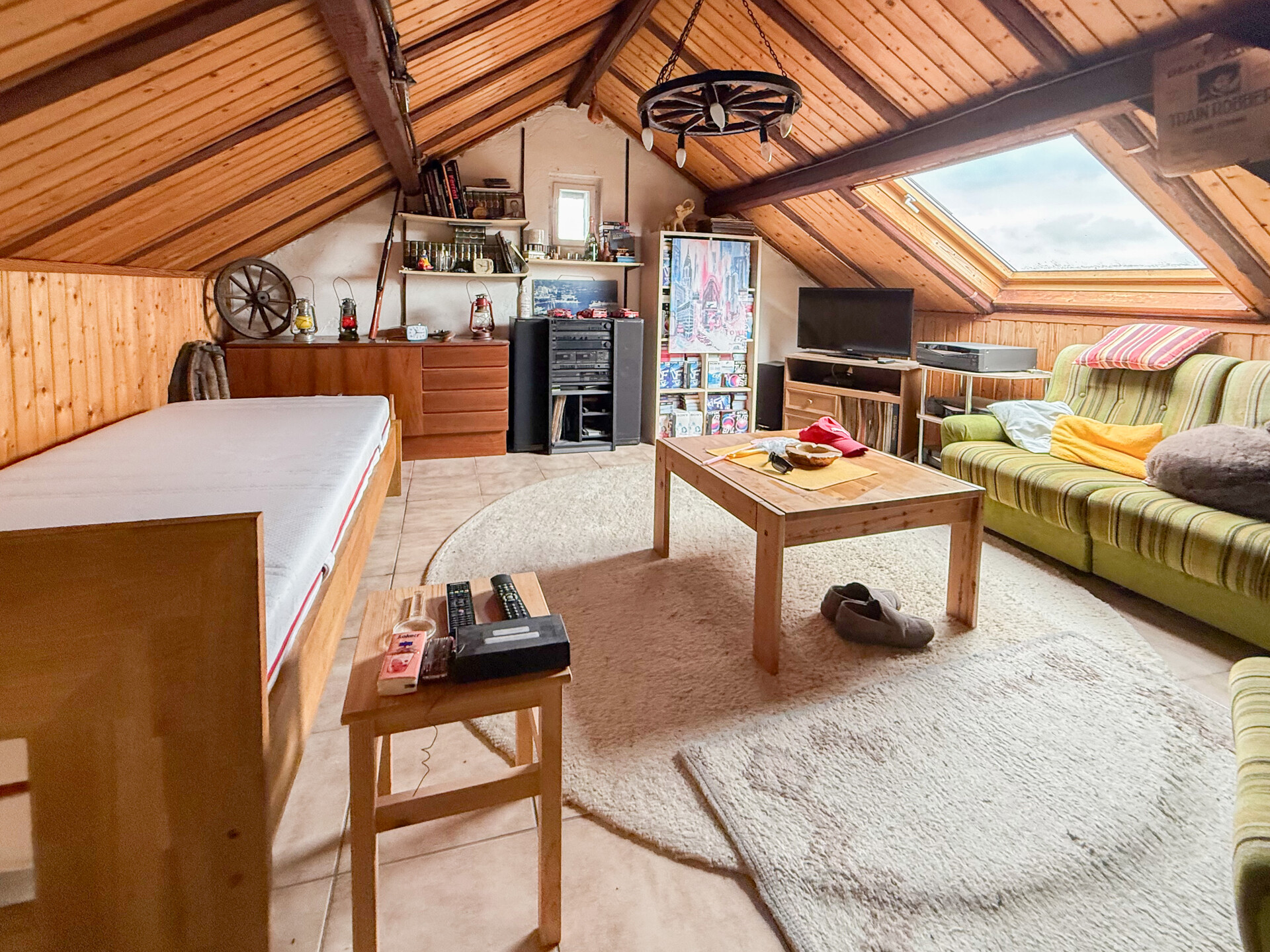 Wohn-Schlafzimmer DG