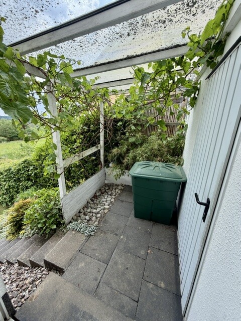 Erdgeschoss - Zugang zur Garage und zum Garten