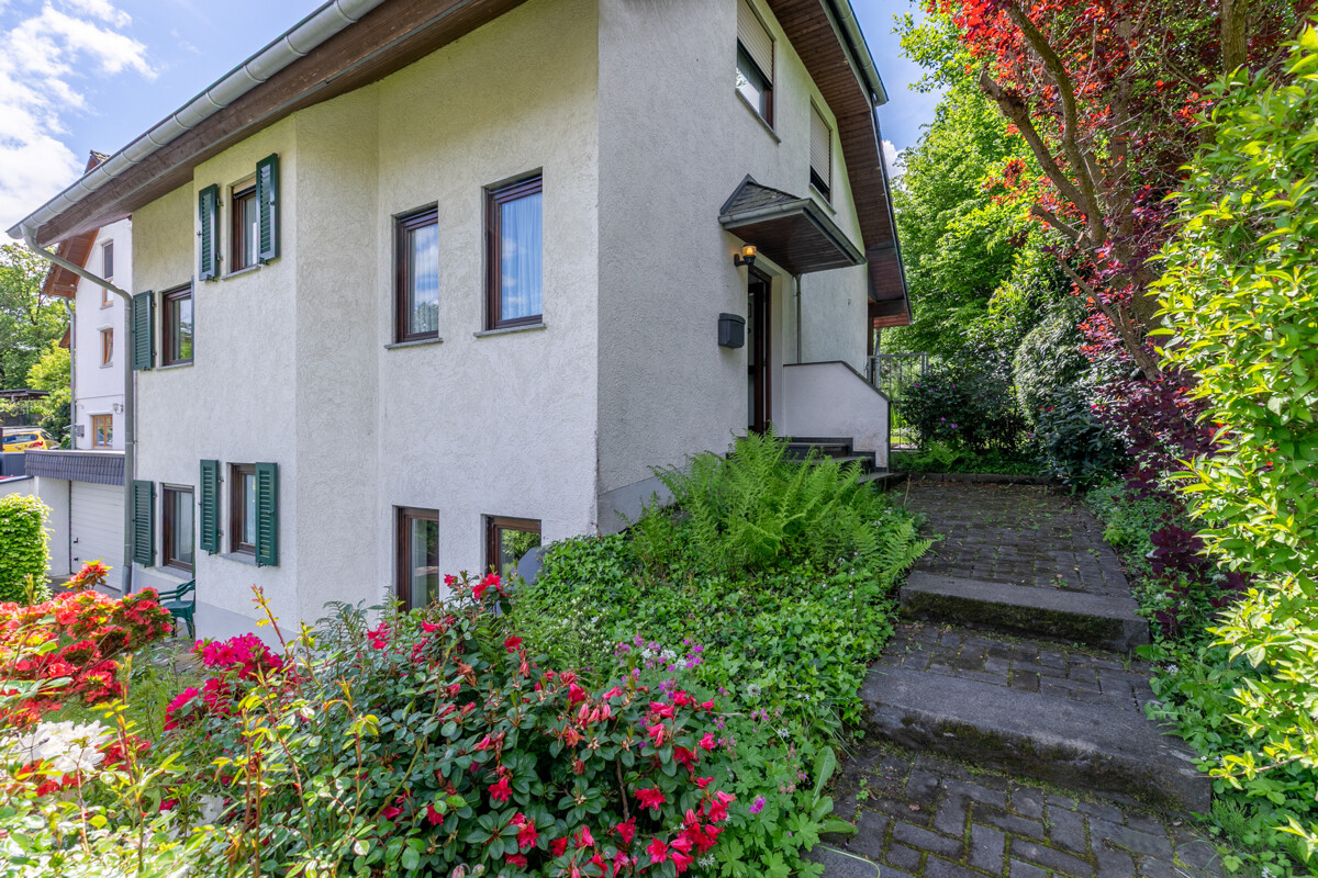 Ein paar Stufen zum Haus
