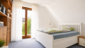 Schlafzimmer/ Angrenzende Ankleide mit Balkonzugang
