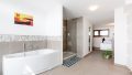 Wellnessbad mit Sauna und Zugang zur Dachterrasse