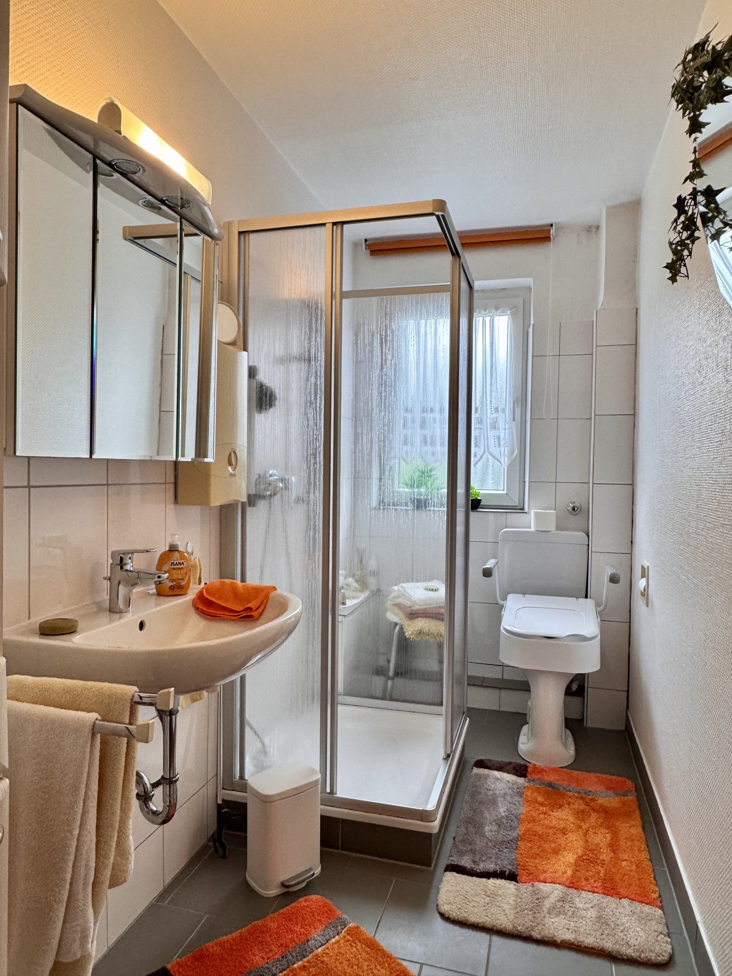 Altbau - Bad OG links