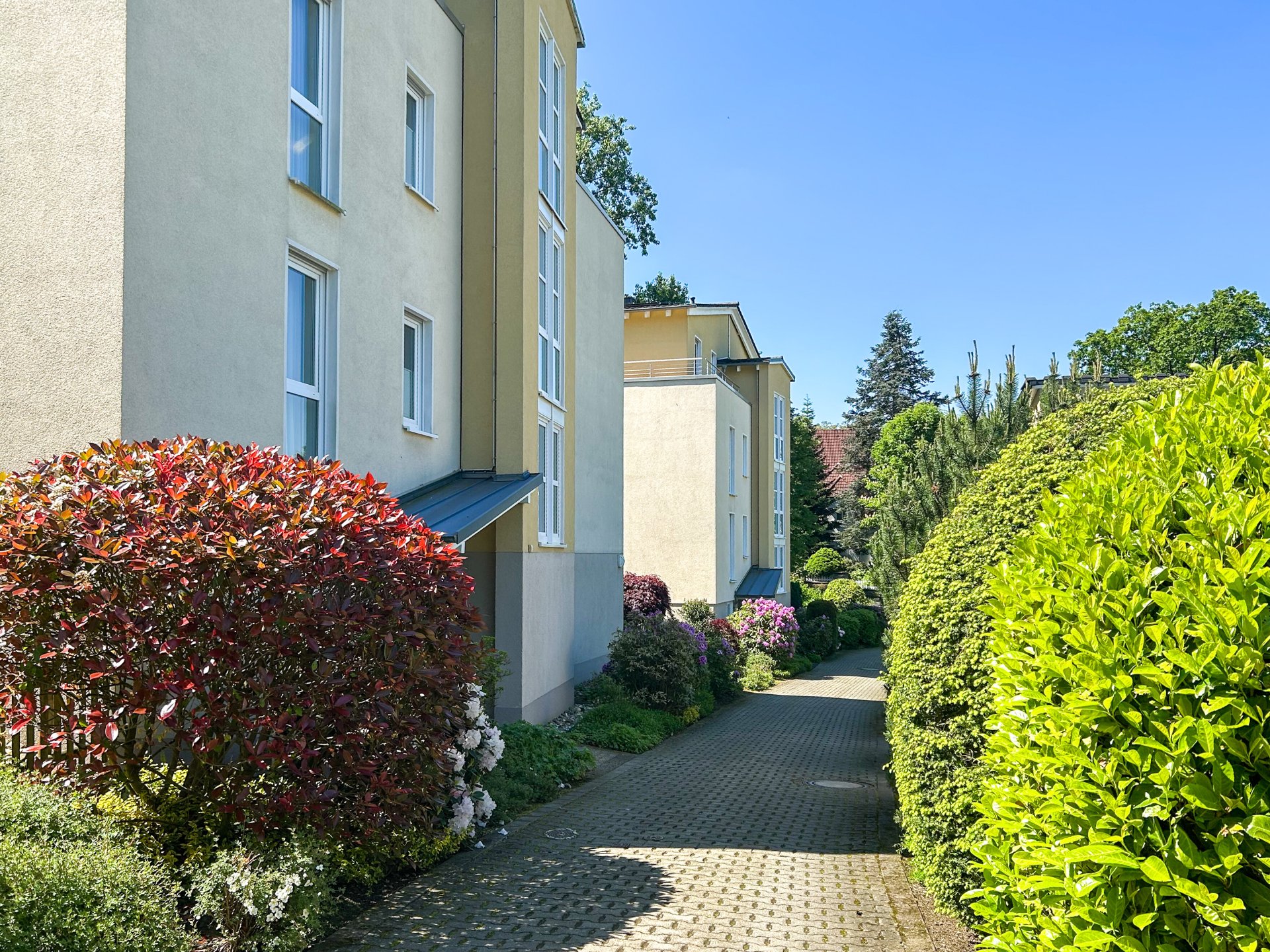 gepflegte Außenanlage