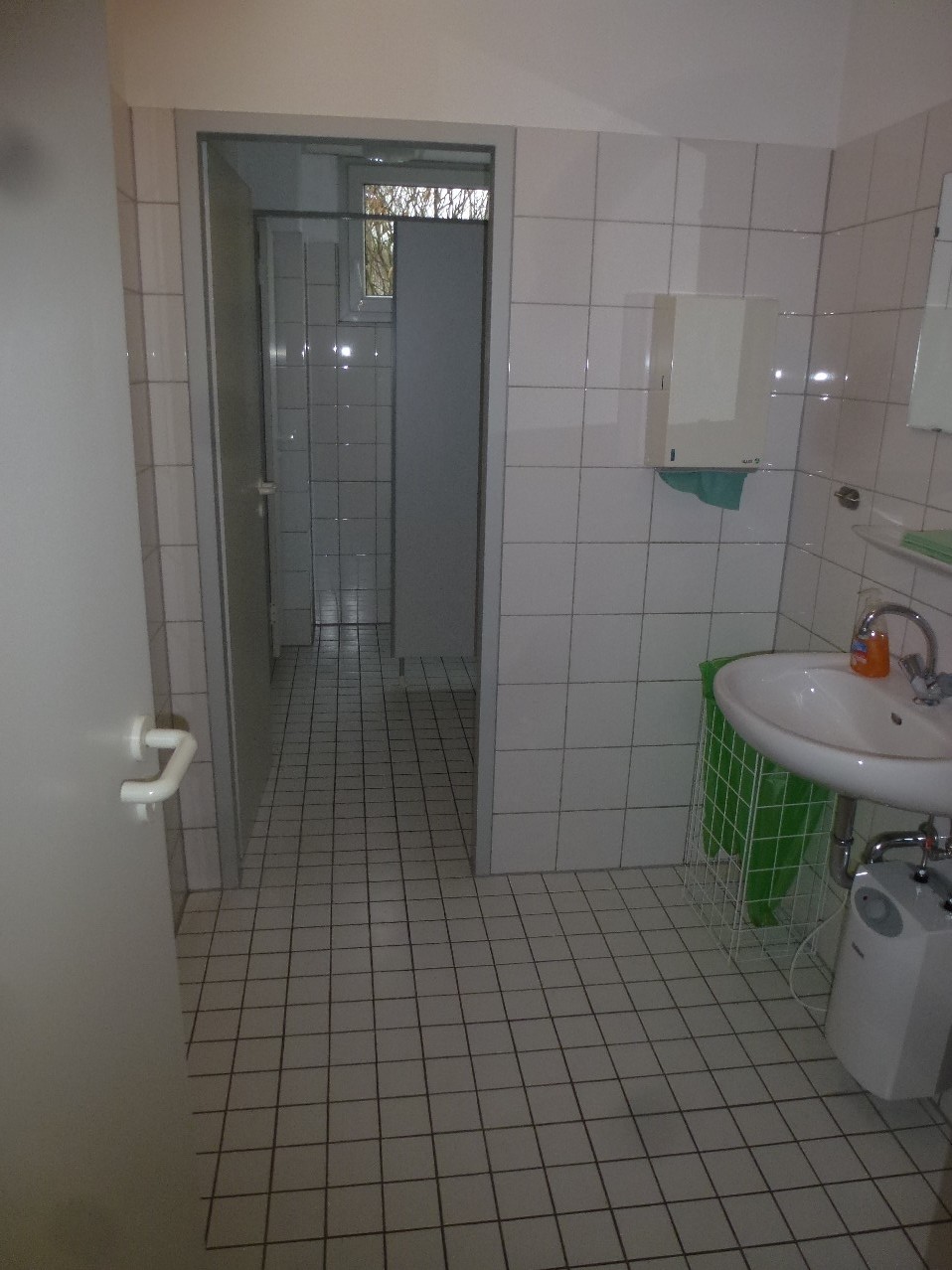 Getrennte Damen und Herren WC Anlagen mit Tageslicht
