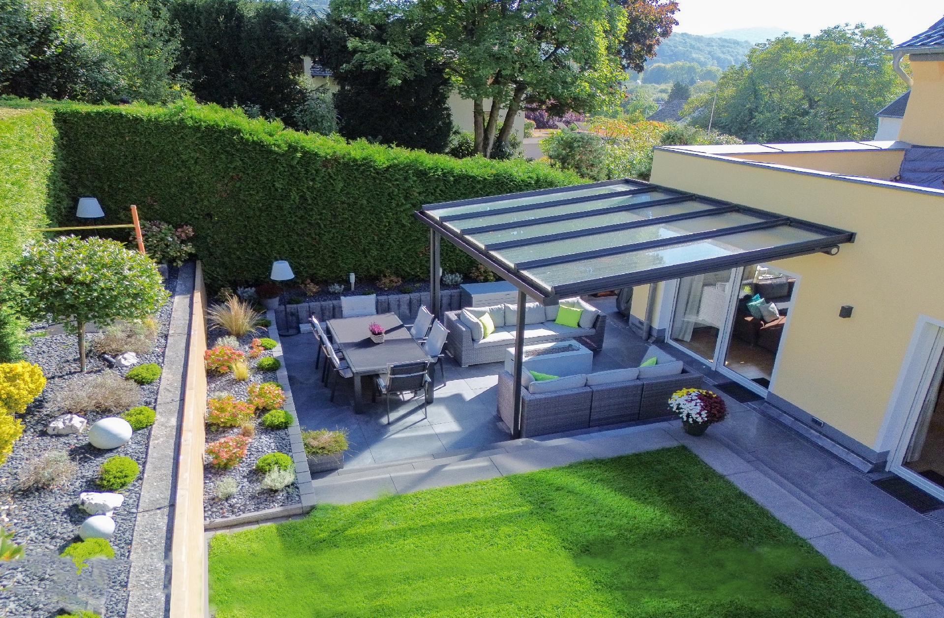 Überdachte Terrasse und Traumgrundstück