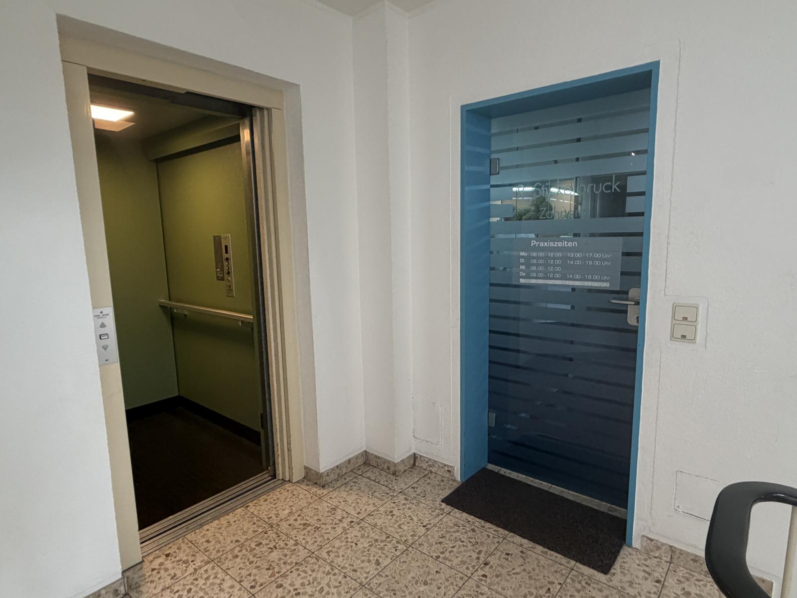 Aufzug und Praxiseingang