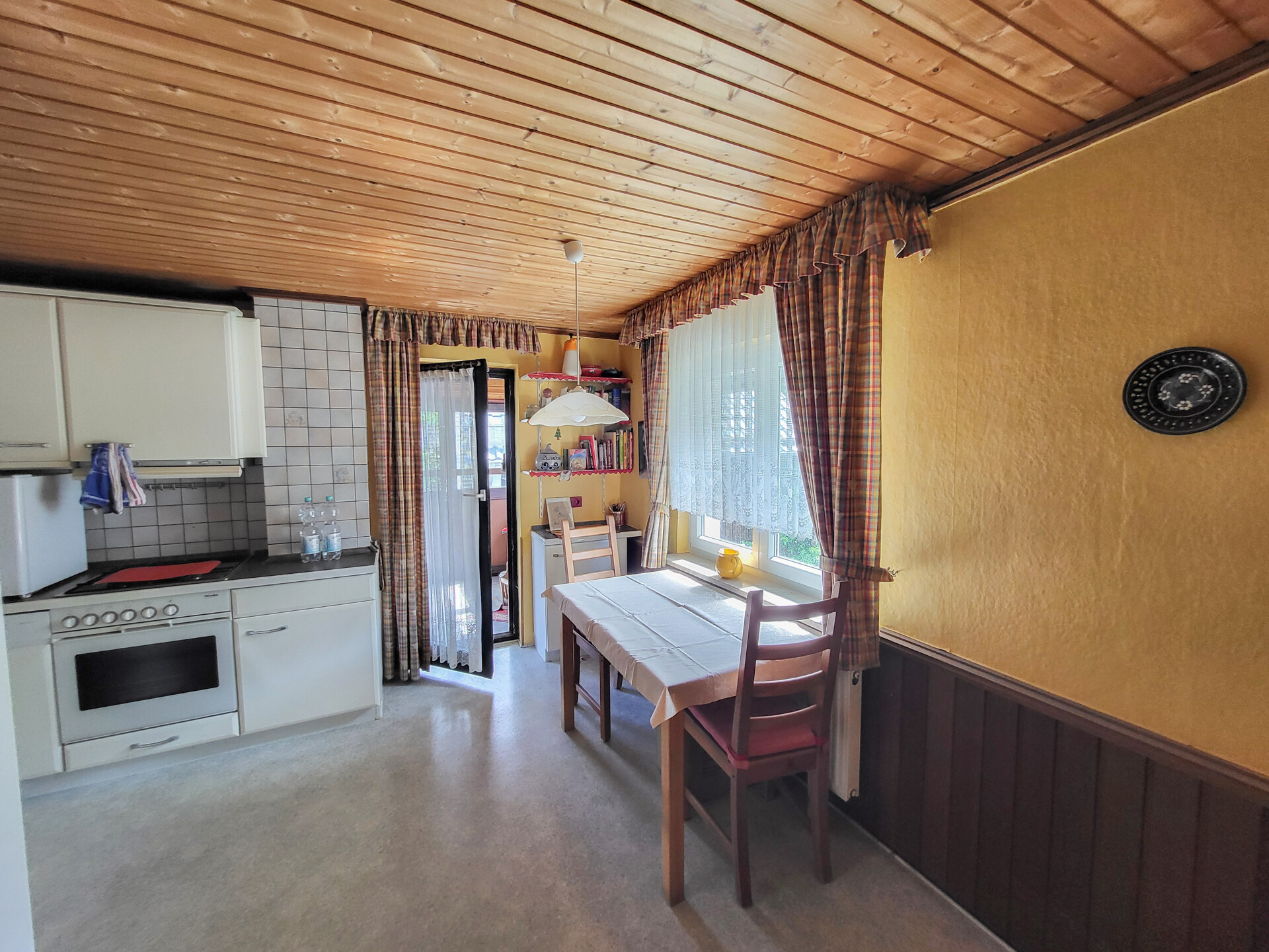 Küche mit Zugang zur Loggia OG