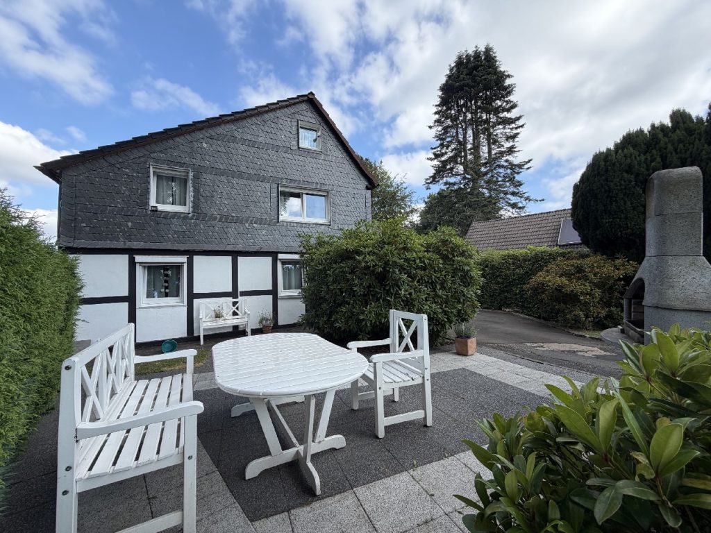 Hausansicht mit Terrasse
