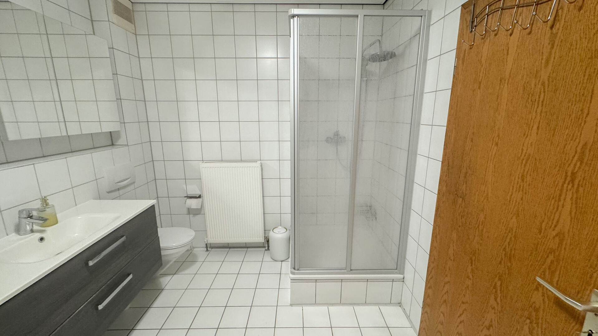 Bad mit Dusche und Wanne