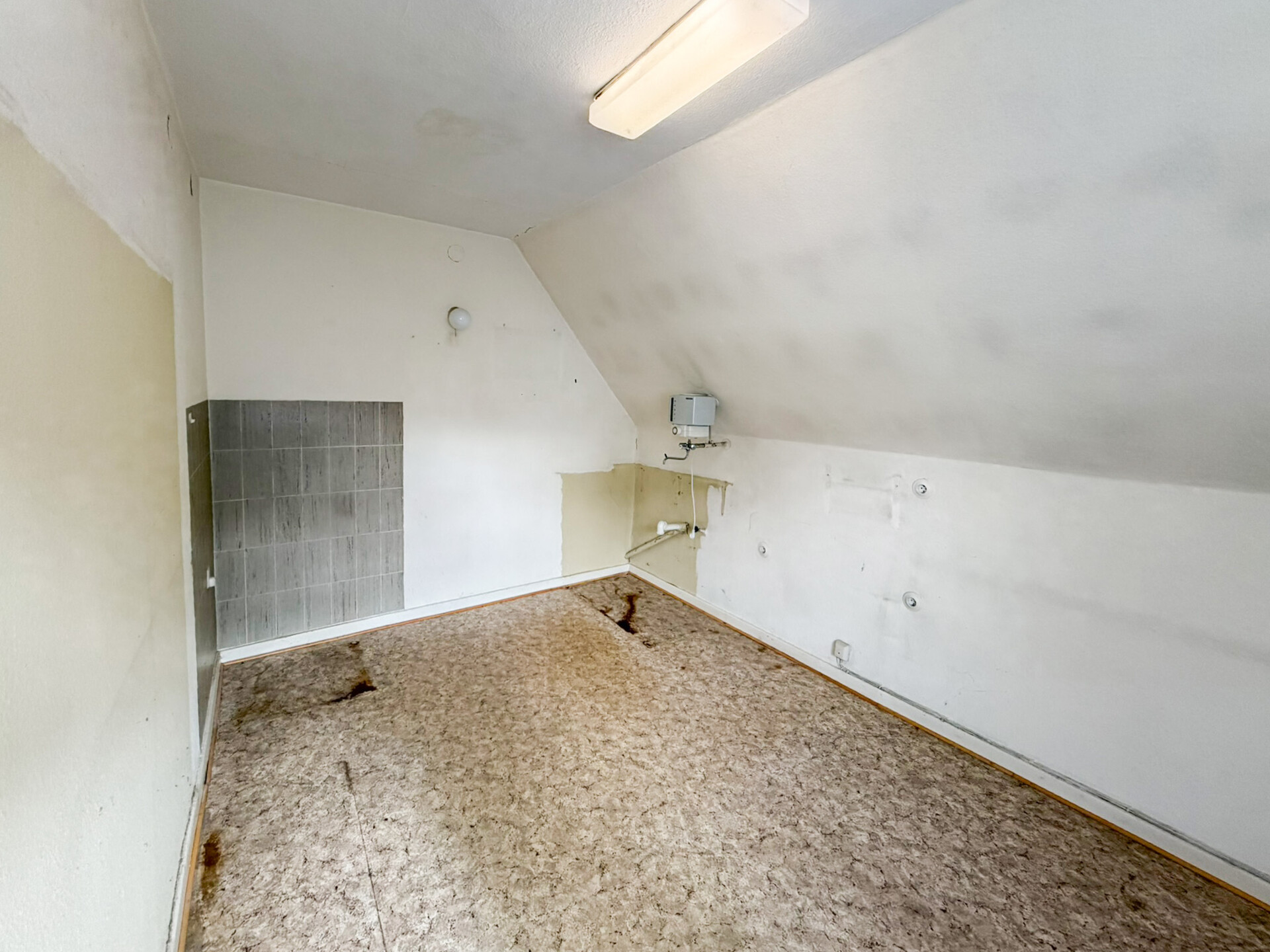 Ankleidezimmer (Küche mgl.)
