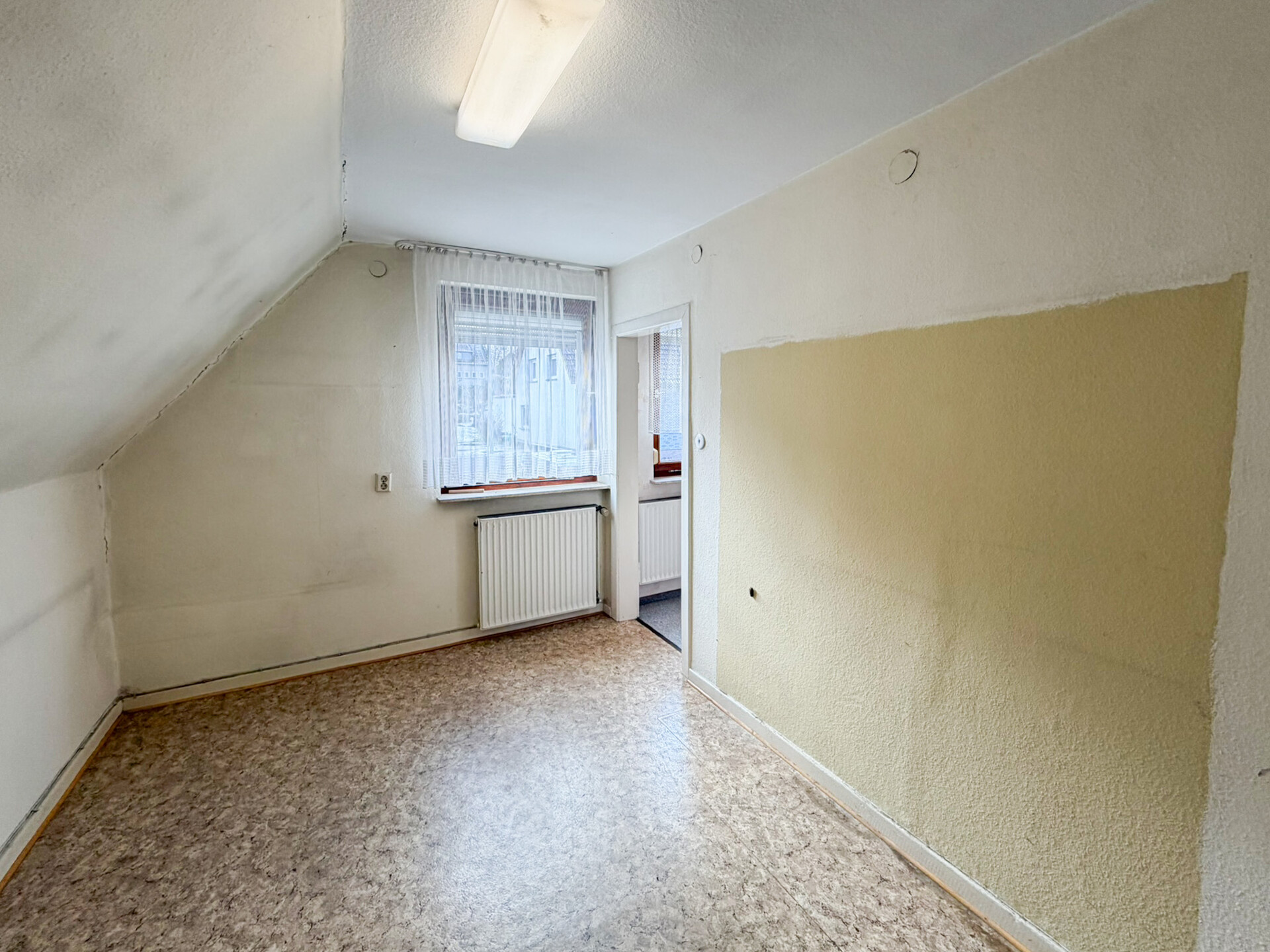Ankleidezimmer (Küche mgl.)