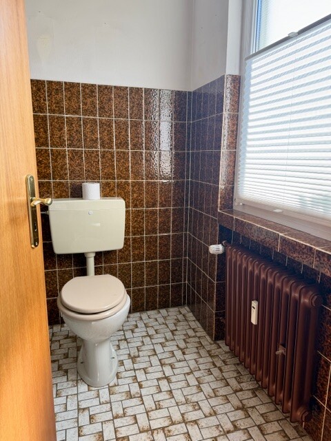 Haushälfte rechts - Gäste-WC mit Fenster