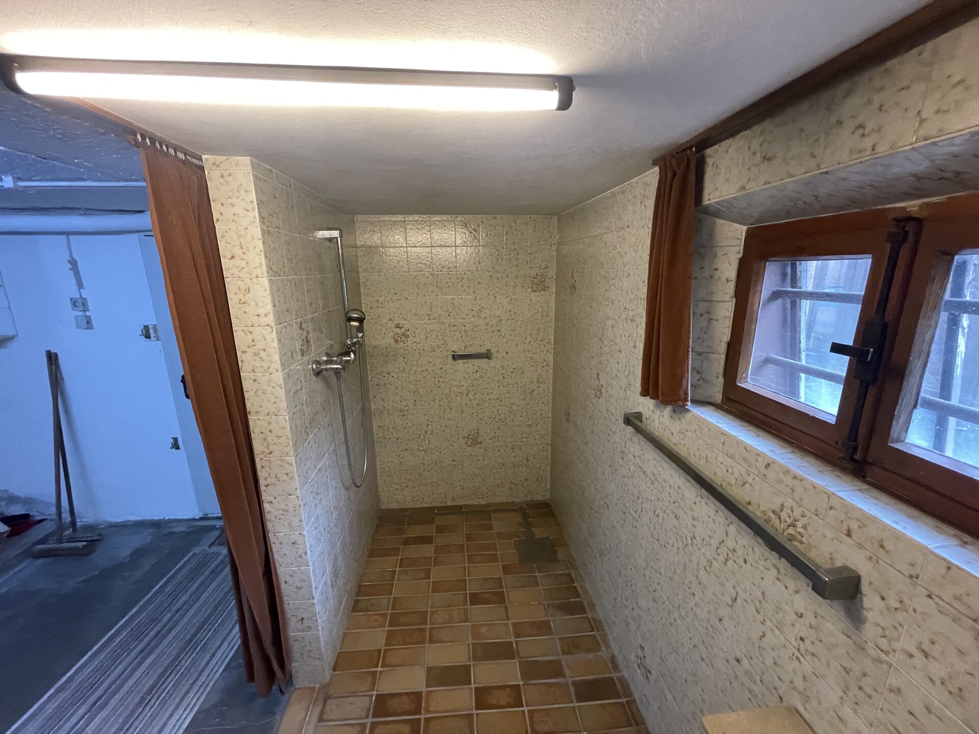 Dusche im Keller